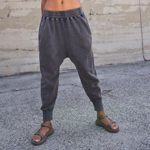 Comfy+ cute. mid to high rise slouchy harem-style sweats/tapered legs.